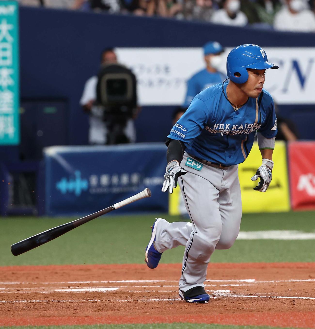 オリックス対日本ハム　3回表日本ハム2死二塁、近藤は右前に適時打を放つ（撮影・上田博志）