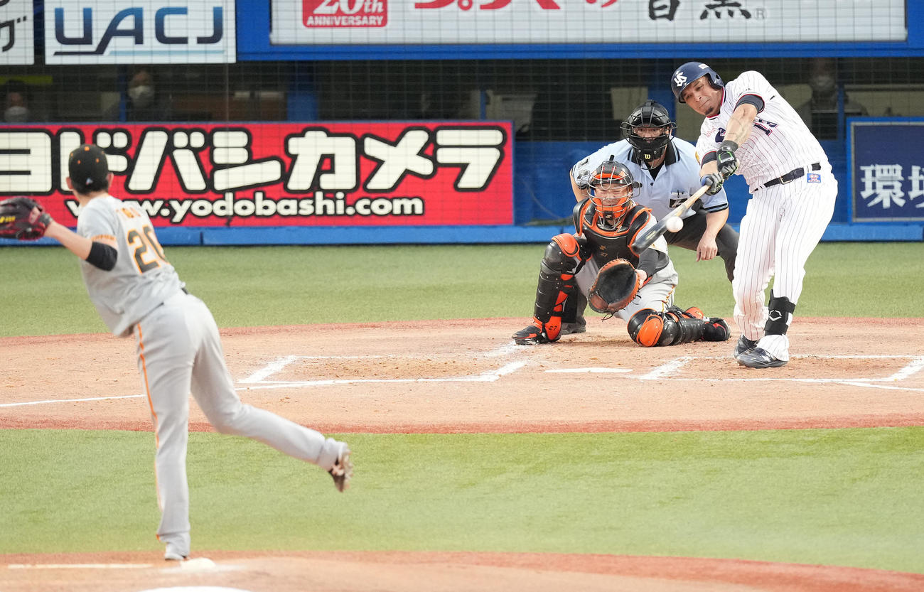 ヤクルト対巨人　2回裏ヤクルト無死一、二塁、先制の左適時二塁打を放つオスナ。投手戸郷（撮影・鈴木みどり）