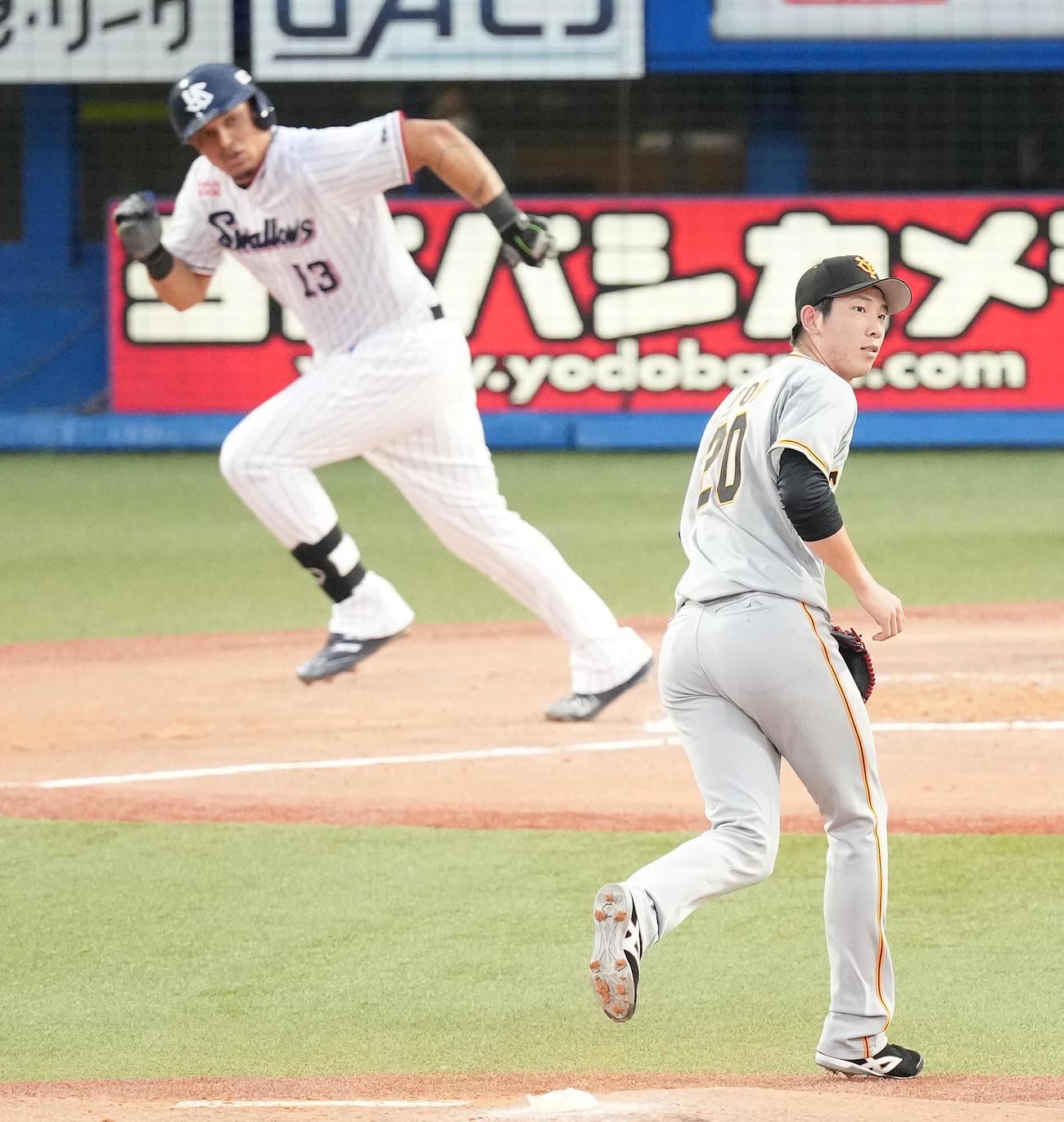 ヤクルト対巨人　2回裏ヤクルト無死一、二塁、オスナに先制の左適時二塁打を浴びる戸郷（撮影・鈴木みどり）