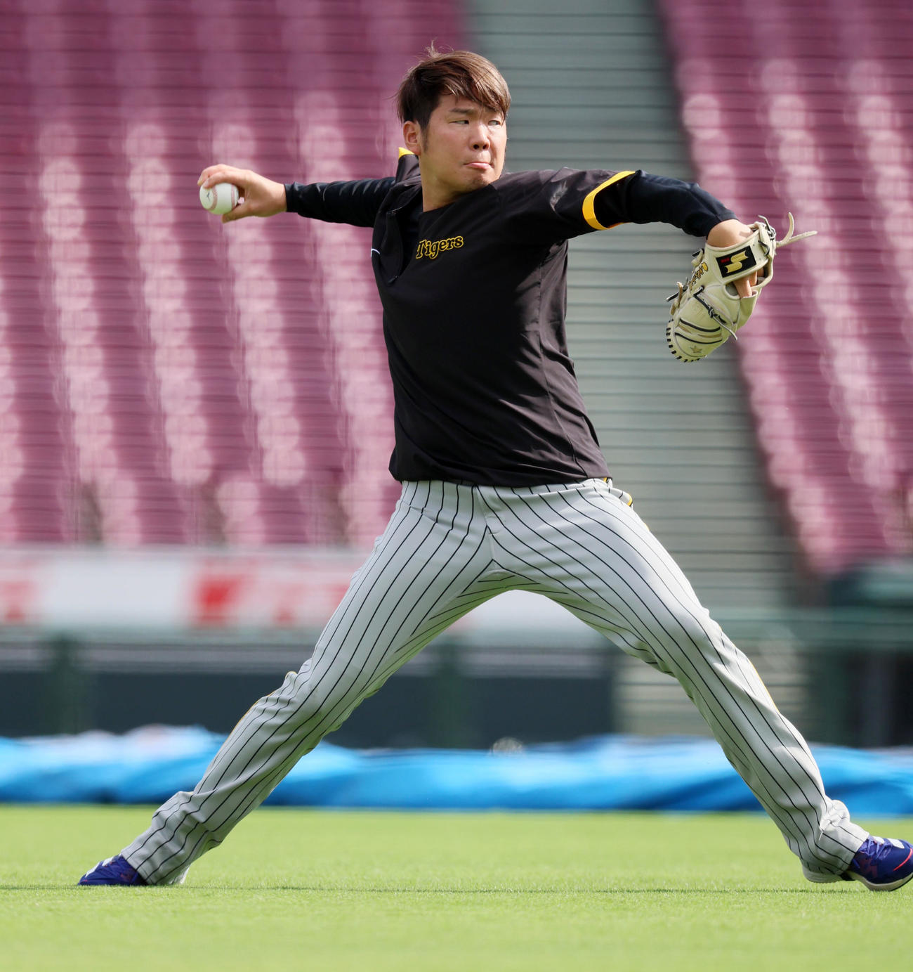 広島対阪神　練習でキャッチボールする西勇（撮影・加藤哉）
