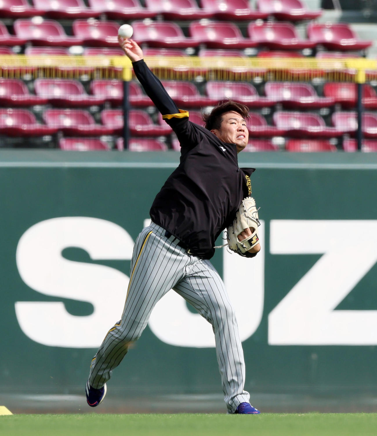 広島対阪神　練習でキャッチボールする西勇（撮影・加藤哉）