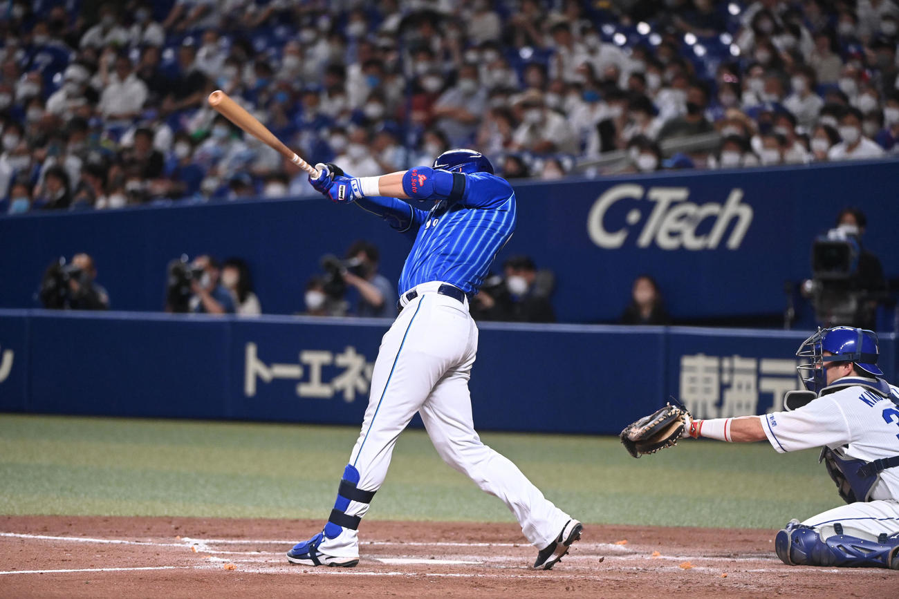 中日対DeNA 3回表DeNA2死一、二塁、右前適時打を放つソト（撮影・森本幸一）