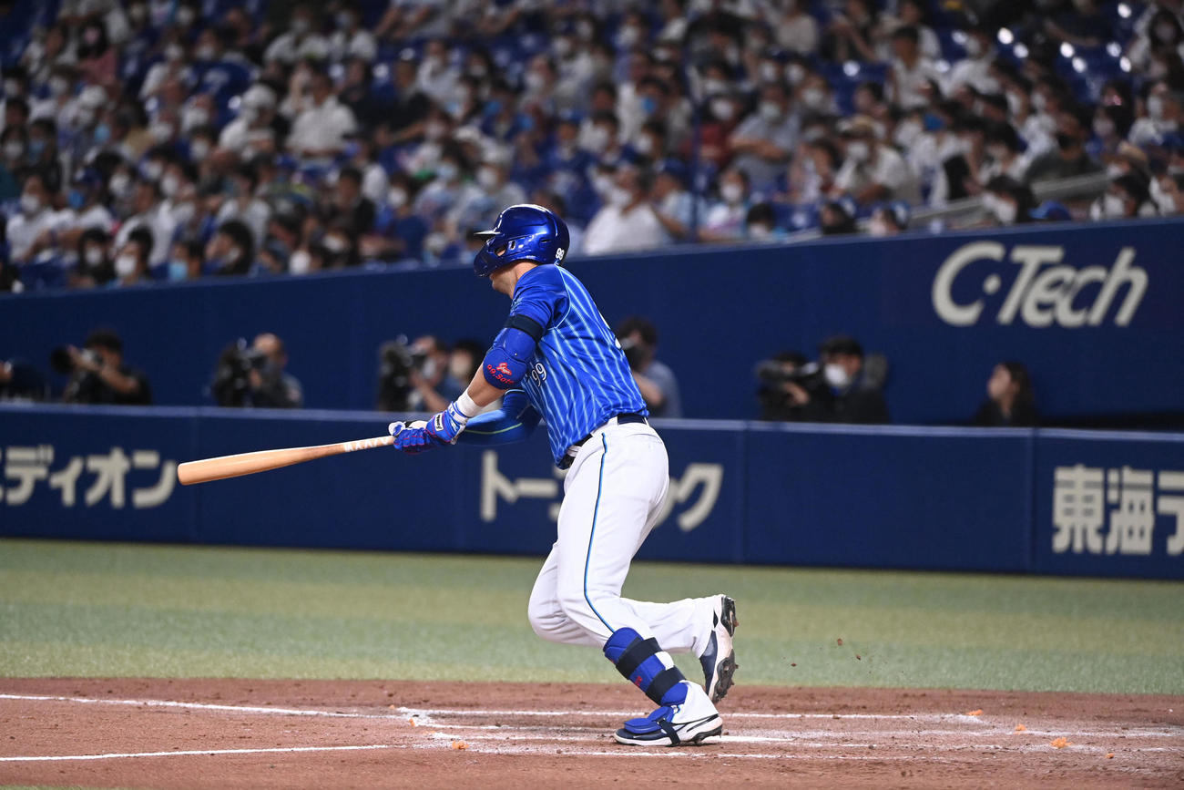中日対DeNA 3回表DeNA2死一、二塁、右前適時打を放つソト（撮影・森本幸一）