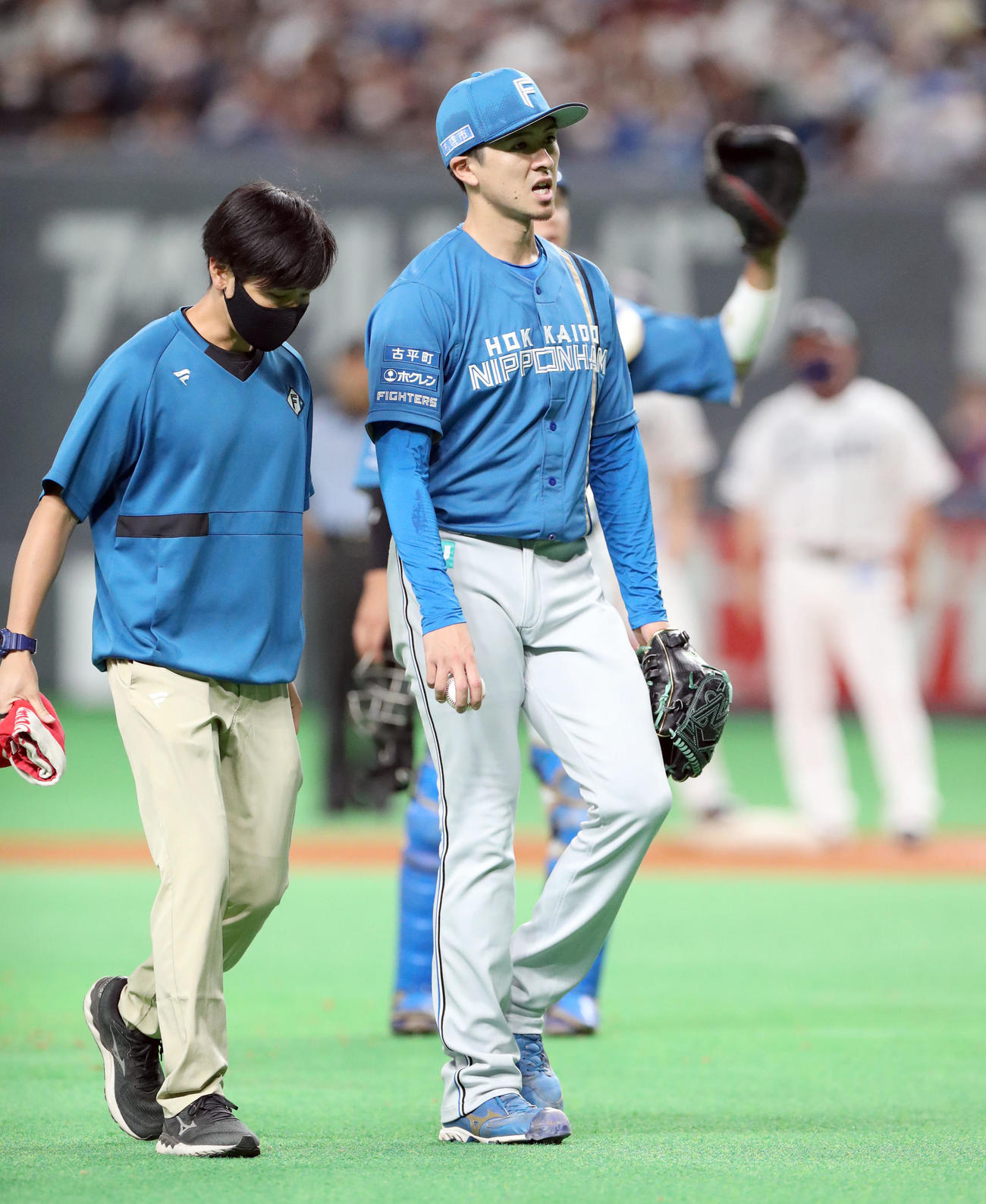 日本ハム対西武　7回表西武1死二塁、ジャンセンの打球が当たりいったんベンチに引き下がる上沢（2022年7月16日）