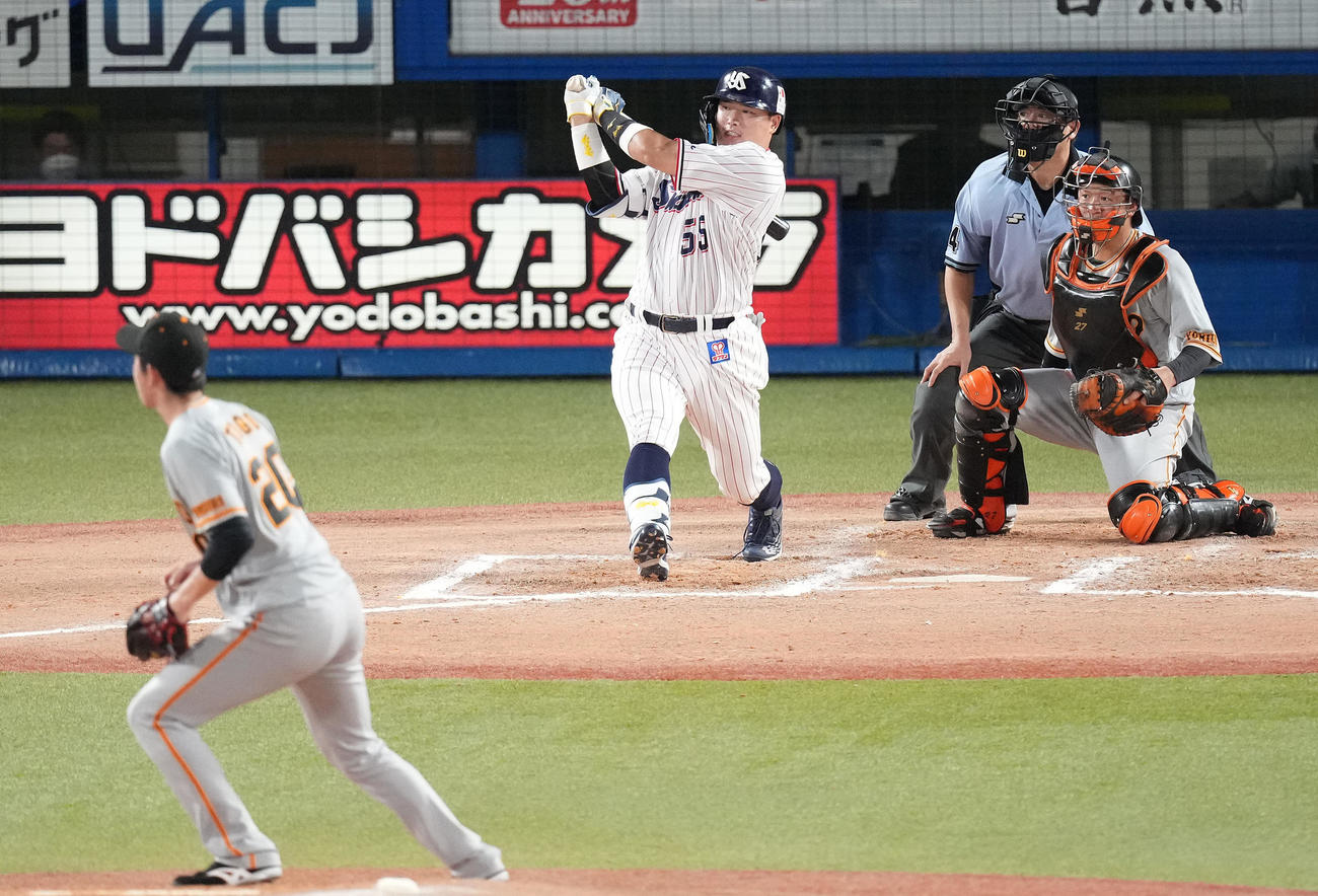 ヤクルト対巨人　6回裏ヤクルト1死一塁、右前打を放つ村上。投手戸郷（撮影・鈴木みどり）