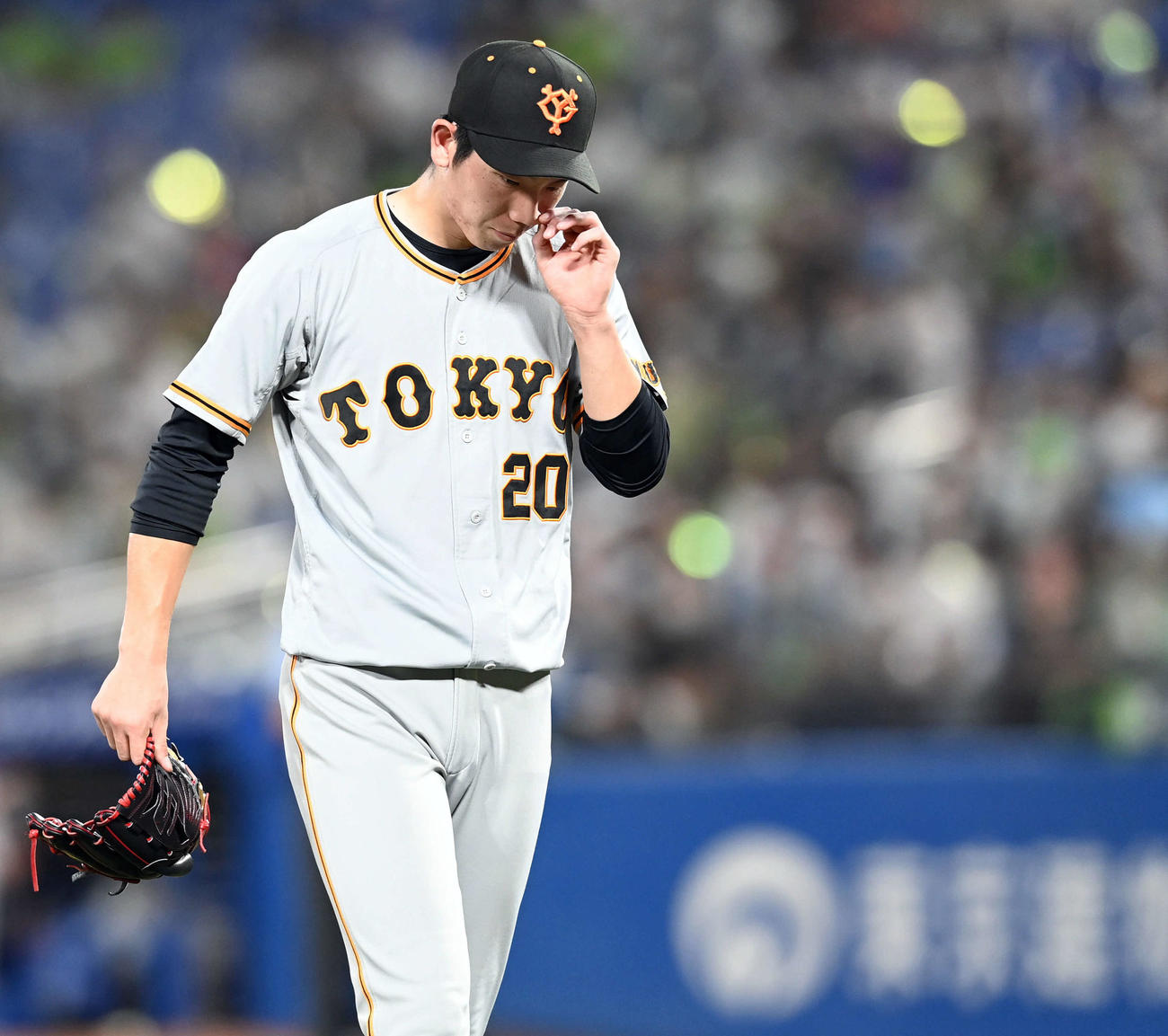 ヤクルト対巨人　6回途中でマウンドを降りる巨人の先発戸郷（撮影・たえ見朱実）