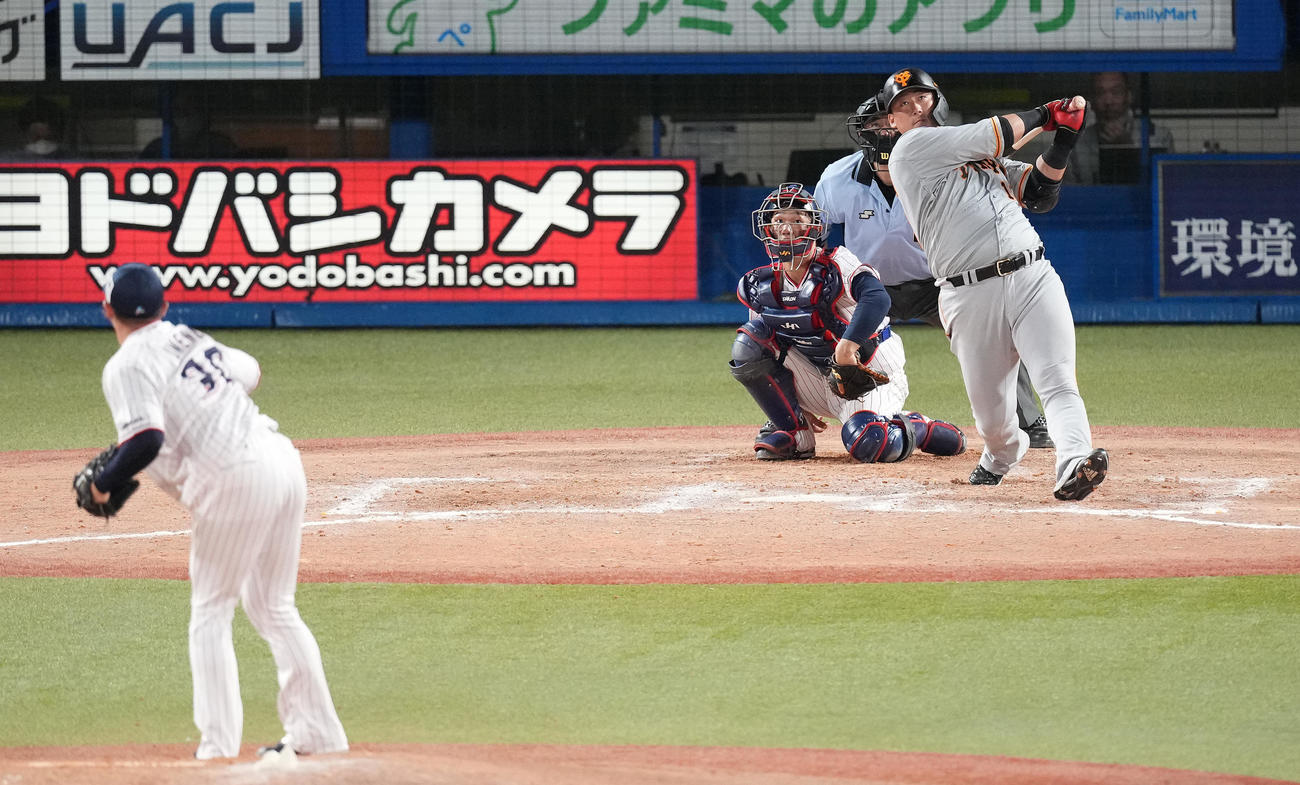 ヤクルト対巨人　8回表巨人無死、左中間にソロ本塁打を放つ中田。投手梅野（撮影・鈴木みどり）