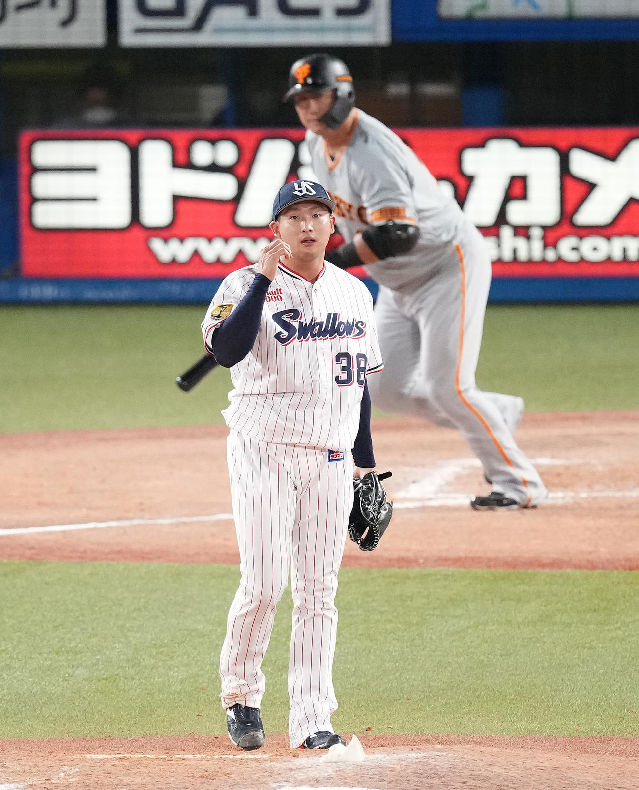 ヤクルト対巨人　8回表巨人無死、中田に左中間へのソロ本塁打を浴びる梅野（撮影・鈴木みどり）