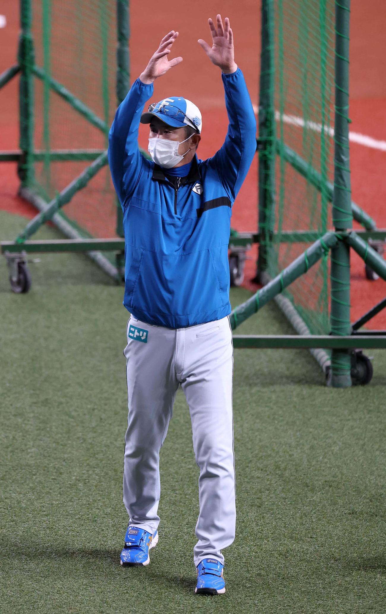 オリックス対日本ハム　山田監督代行は選手の動きをチェックする（撮影・上田博志）