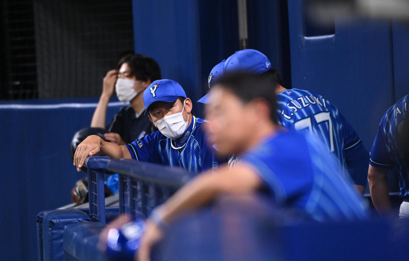 中日対DeNA 8回表、ベンチでコーチ陣と言葉を交わす三浦監督（左）（撮影・森本幸一）
