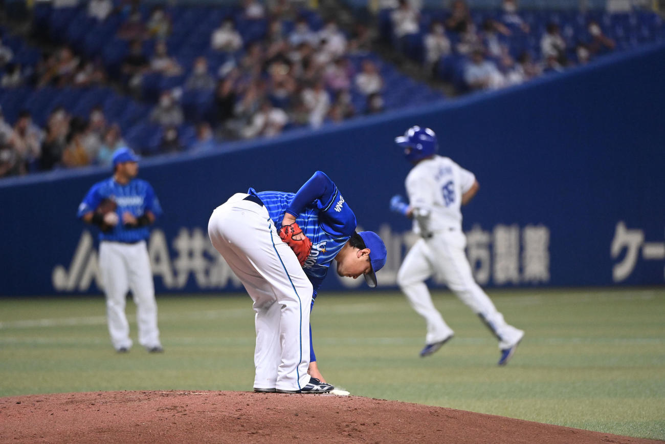 中日対DeNA 1回裏中日1死一、二塁、ダヤン・ビシエドに左越え3点本塁打を打たれた石田（中央）（撮影・森本幸一）