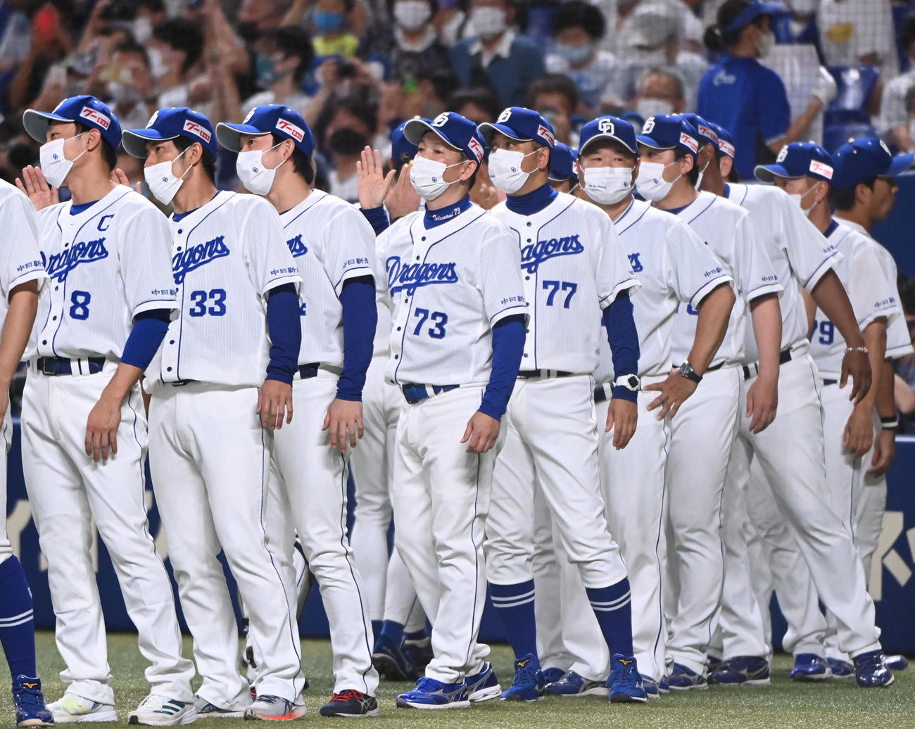中日対DeNA　試合終了、ナインを迎える立浪監督（中央）（撮影・森本幸一）