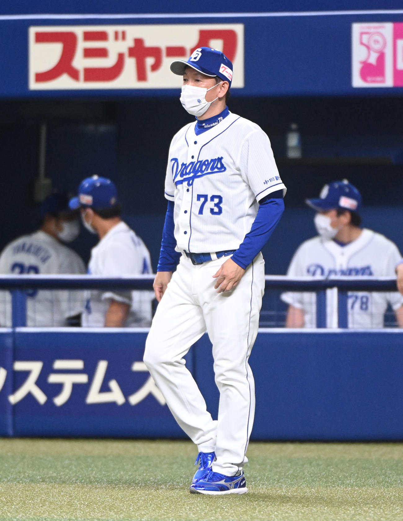 中日対DeNA 6回表DeNA無死一、二塁、投手交代を告げる立浪監督（撮影・森本幸一）