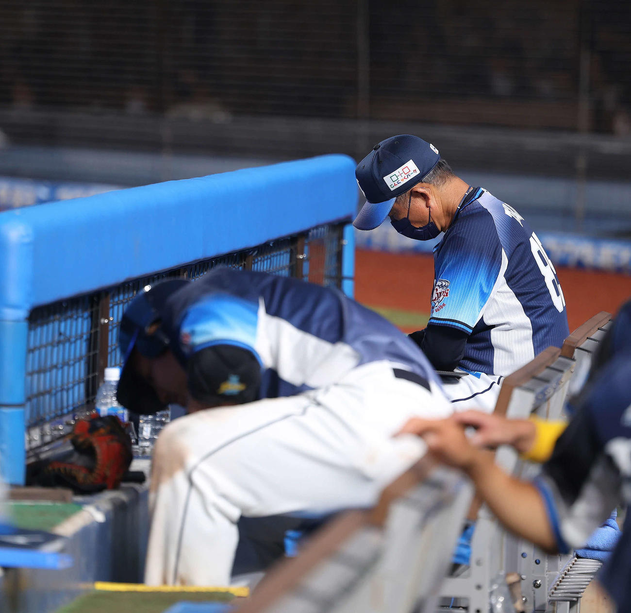 ロッテ対西武　ロッテに敗れ、ベンチでうつむく辻監督（撮影・河田真司）