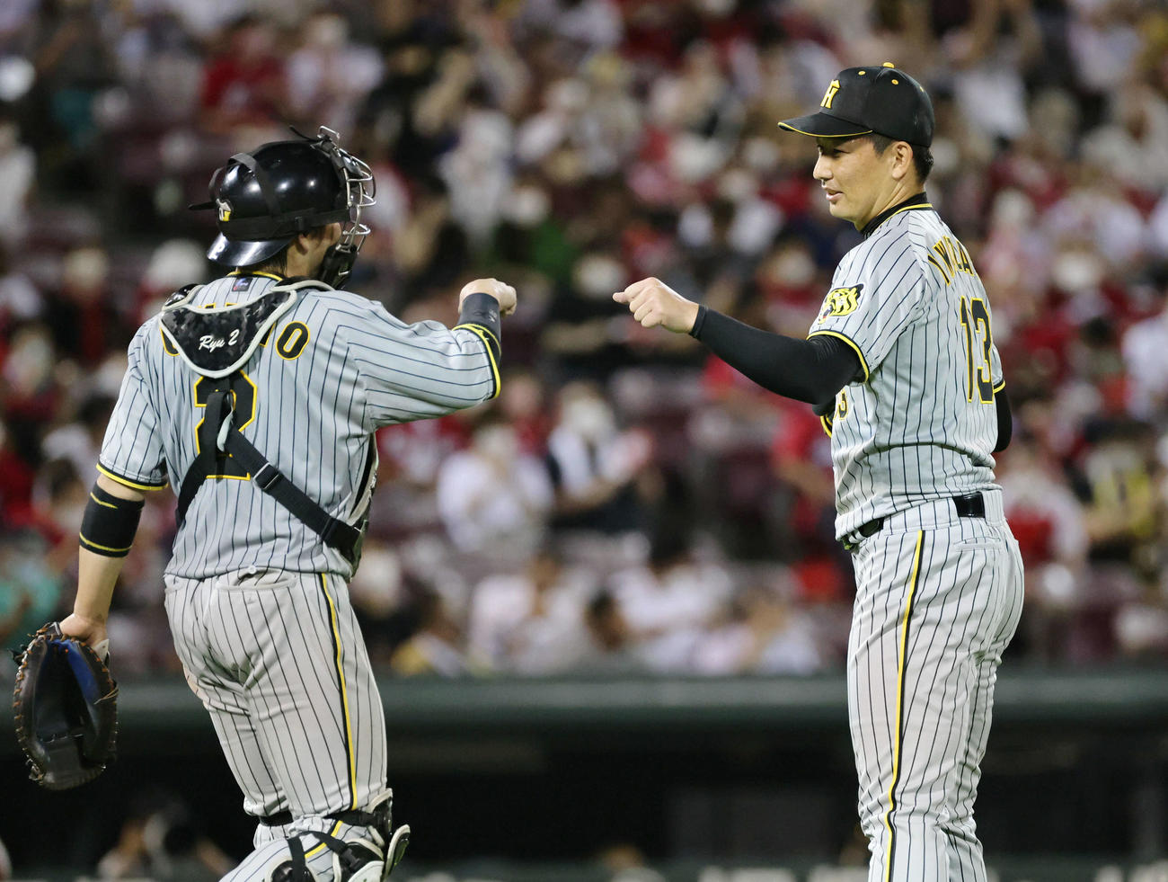 広島対阪神　広島に快勝し、グータッチする岩崎（右）と梅野（撮影・加藤孝規）