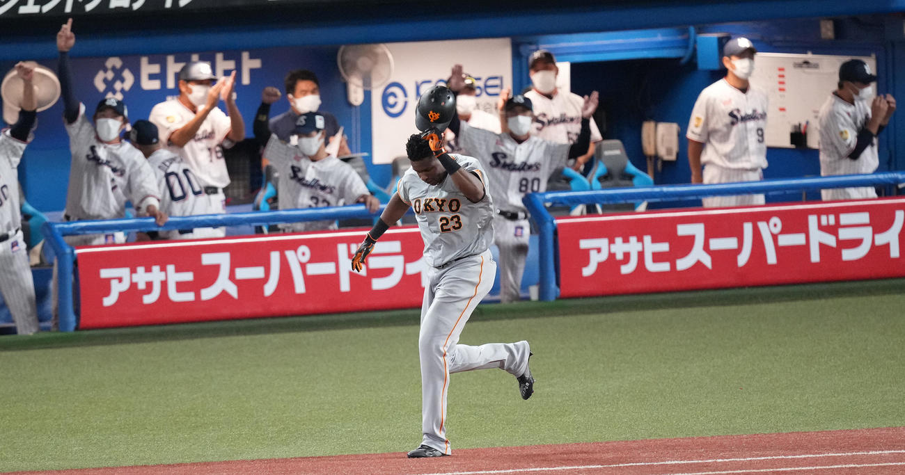 ヤクルト対巨人　7回表巨人2死満塁、左飛に倒れるポランコ（撮影・鈴木みどり）