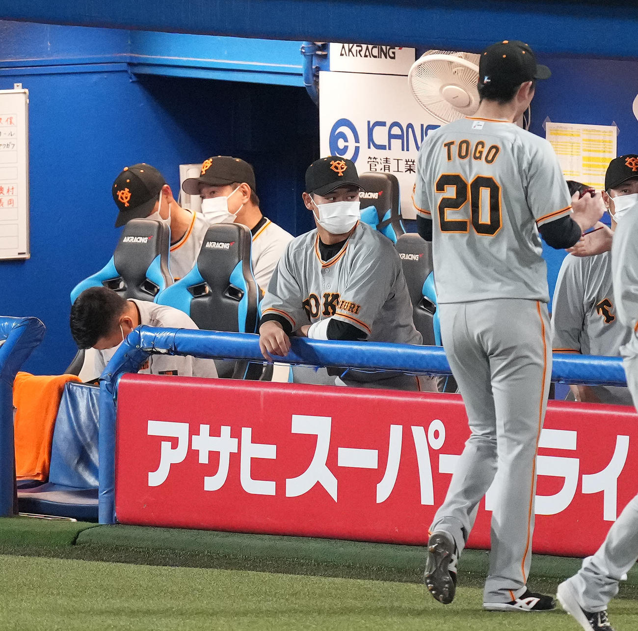 ヤクルト対巨人　6回裏途中で降板となる巨人戸郷（右）と浮かない表情の巨人原監督（左奥）（撮影・鈴木みどり）