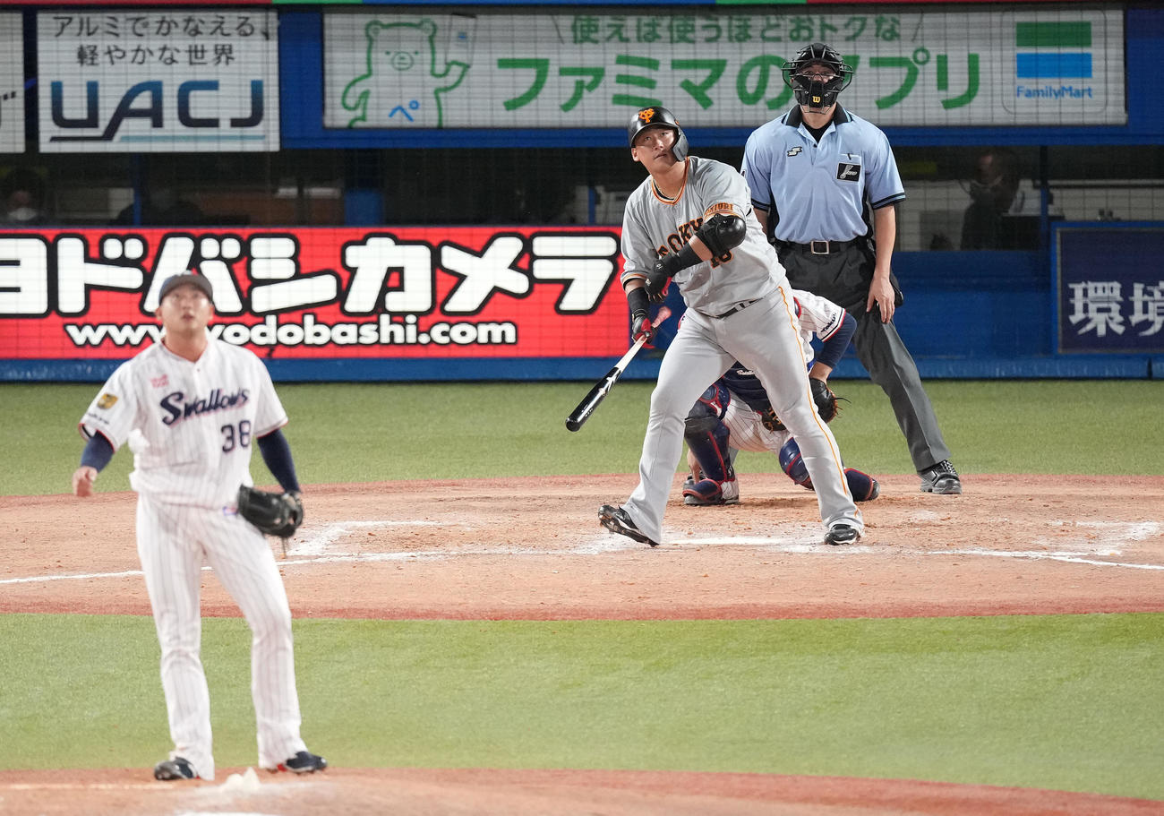ヤクルト対巨人　8回表巨人無死、左中間にソロ本塁打を放つ中田。投手梅野（撮影・鈴木みどり）