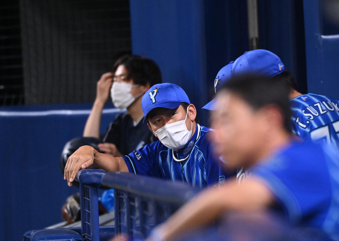 中日対DeNA 8回表、ベンチでコーチ陣と言葉を交わす三浦監督（左）（撮影・森本幸一）