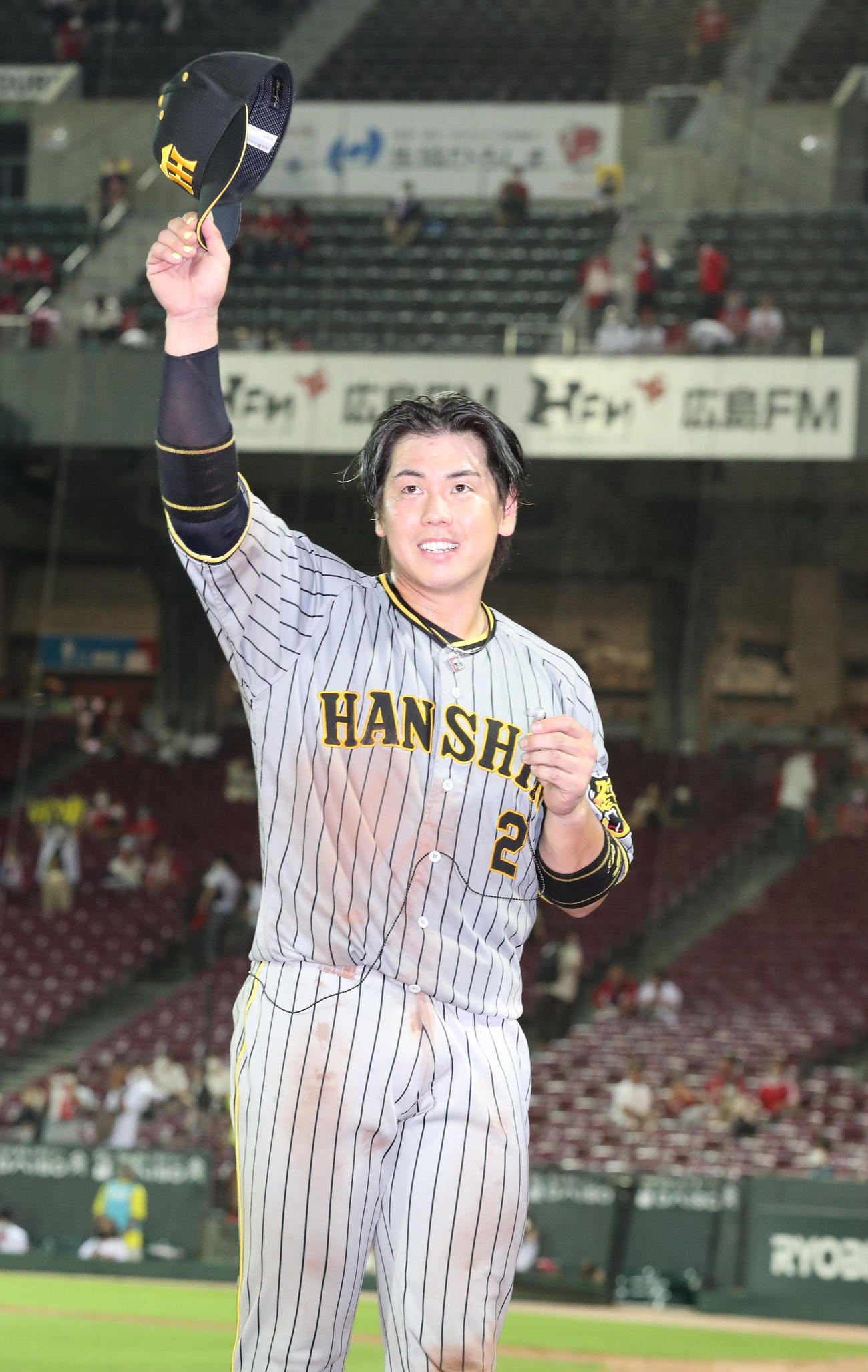 広島対阪神　ヒーローインタビューを終え手を振る梅野（撮影・梅根麻紀）