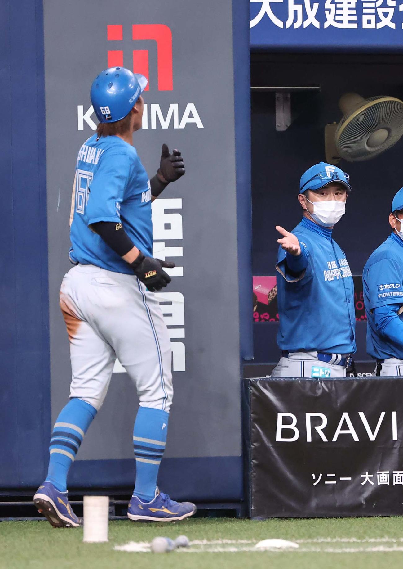 オリックス対日本ハム　3回表日本ハム2死二塁、山田監督代行（右）は近藤の右前適時打で生還した石川亮を出迎える（撮影・上田博志）