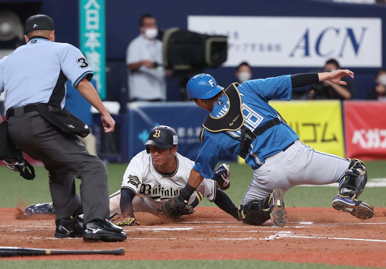 オリックス対日本ハム　2回裏オリックス2死二、三塁、石岡（中央）は宗の安打で生還を狙うがタッチアウト（撮影・上田博志）