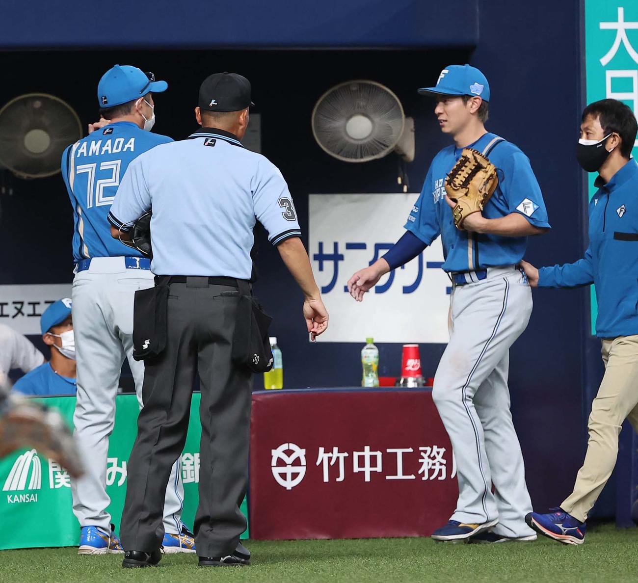 オリックス対日本ハム　3回、途中交代する松本剛。左は山田監督代行（撮影・上田博志）