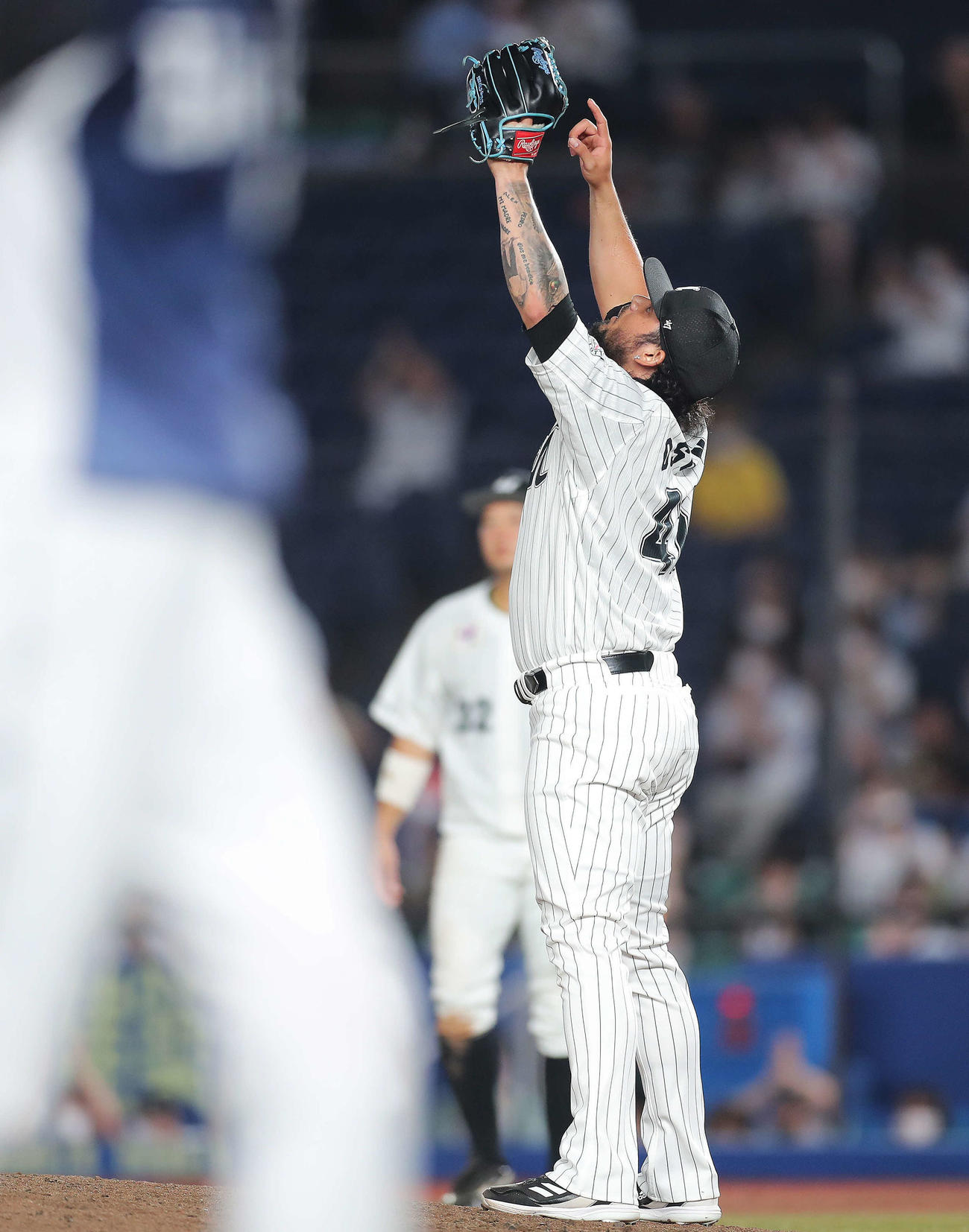 ロッテ対西武　最終打者の愛斗を右飛に抑え、来日初セーブし、天を仰ぐオスナ（撮影・河田真司）