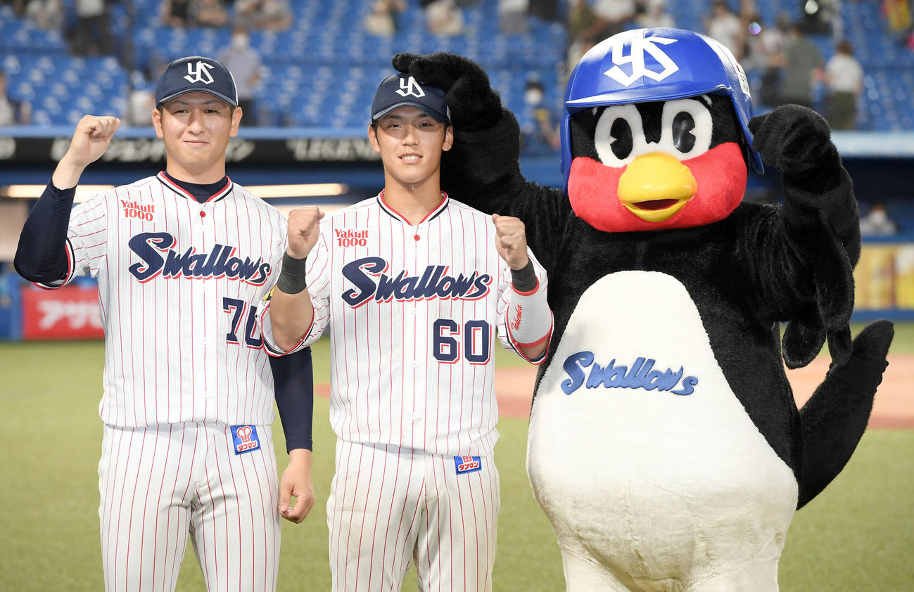 ヤクルト対巨人　今季2勝目を飾ったヤクルト小沢（左）とプロ初猛打賞となった武岡は、つば九郎とポーズを決める（撮影・たえ見朱実）