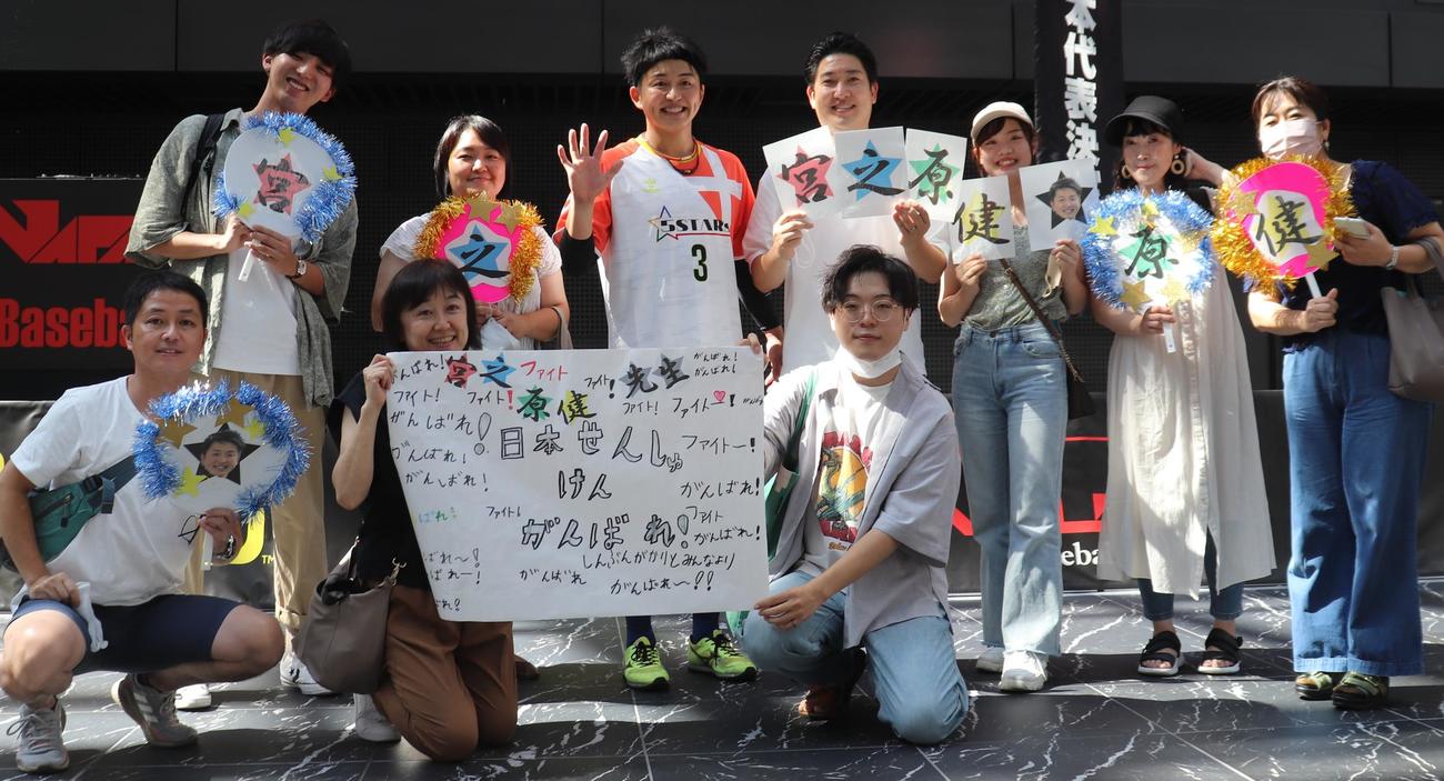 ベースボール5日本代表決定戦を終えた5STARsの宮之原健さん（後列左から3人目）と職場の同僚たち（撮影・古川真弥）