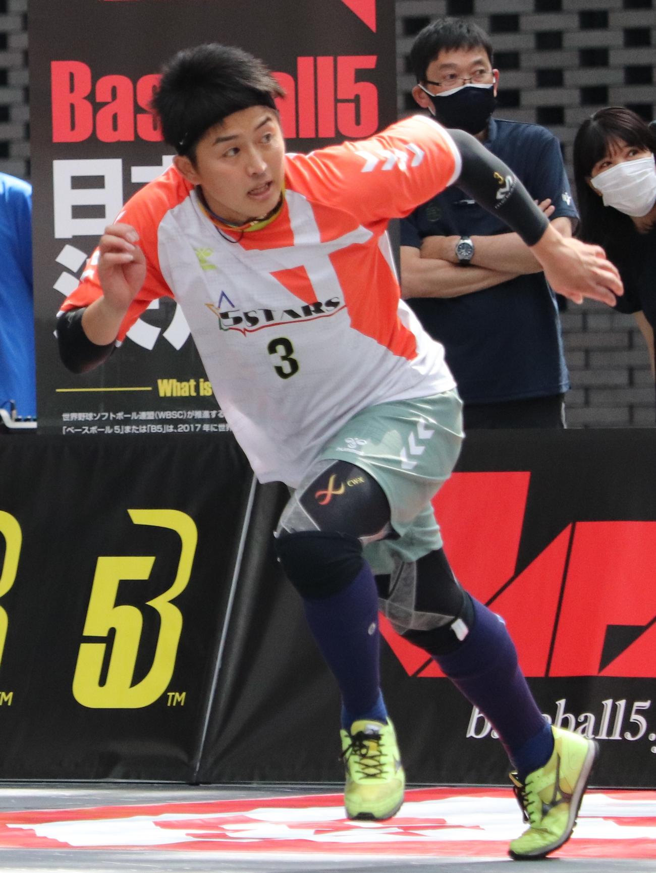 ベースボール5日本代表決定戦でプレーする5STARsの宮之原健さん（撮影・古川真弥）