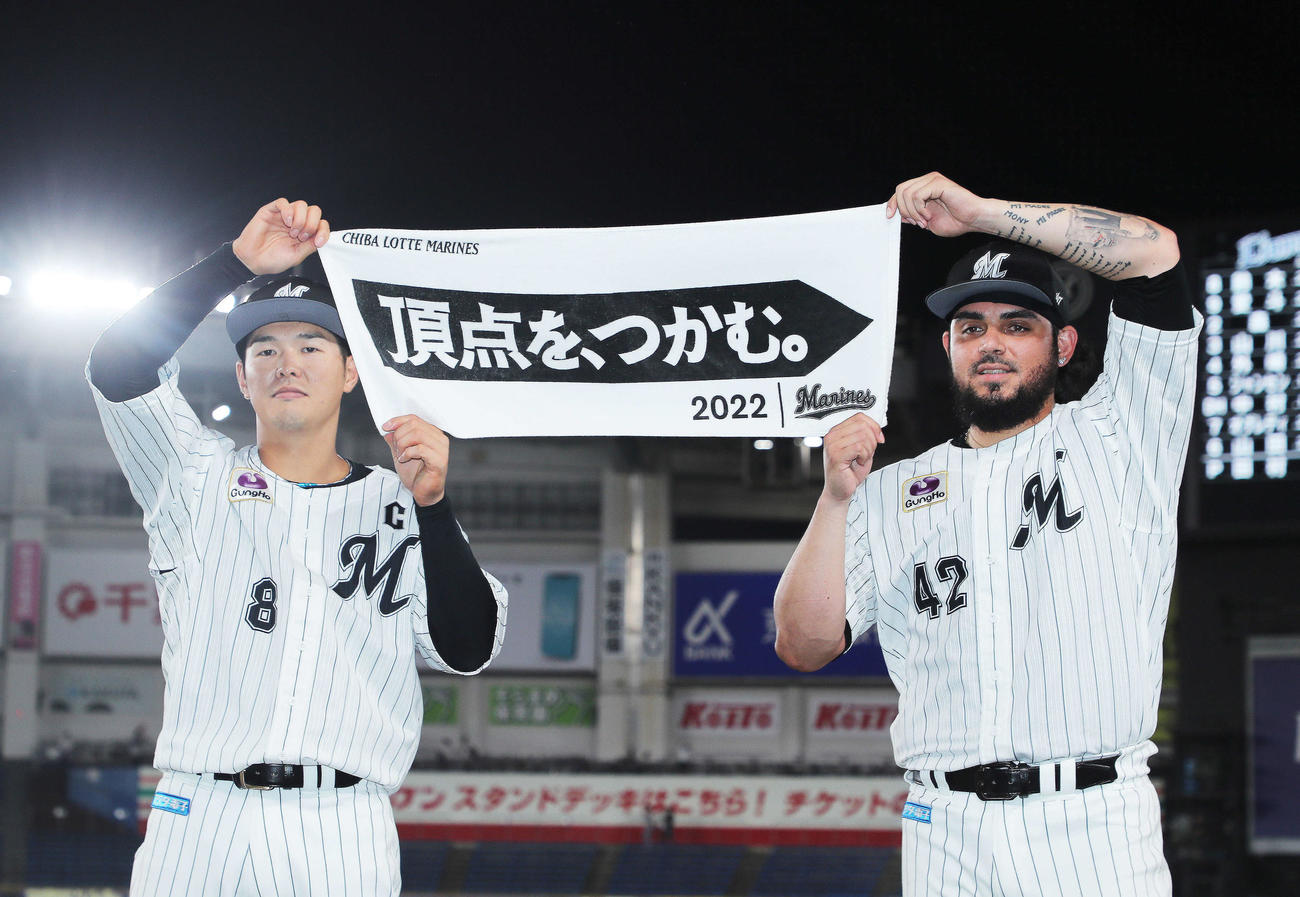 ロッテ対西武　西武に勝利し、「頂点を、つかむ」タオルを掲げる、7回裏に逆転3点本塁打を放った中村奨（左）と来日初セーブを挙げたオスナ（撮影・河田真司）