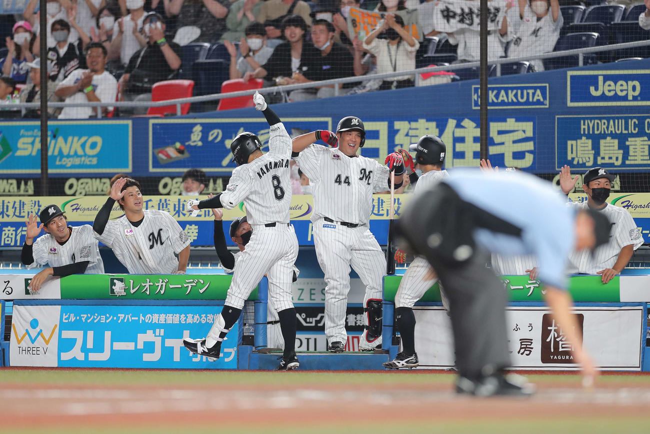 ロッテ対西武　7回裏ロッテ2死一、二塁、左越え逆転3点本塁打で生還する中村奨（左から3人目）を迎える井上らナイン（撮影・河田真司）