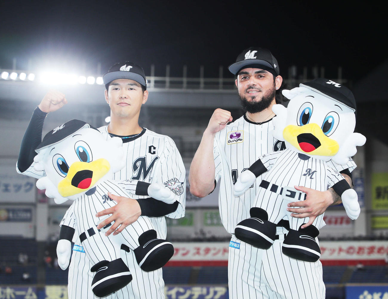 ロッテ対西武　西武に勝利し、ガッツポーズで写真に納まる、7回裏に逆転3点本塁打を放った中村奨（左）と来日初セーブを挙げたオスナ（撮影・河田真司）