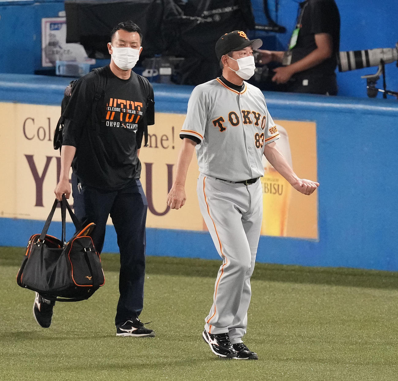 ヤクルト対巨人　19日、ヤクルトに敗れ引き揚げる巨人原監督（撮影・鈴木みどり）
