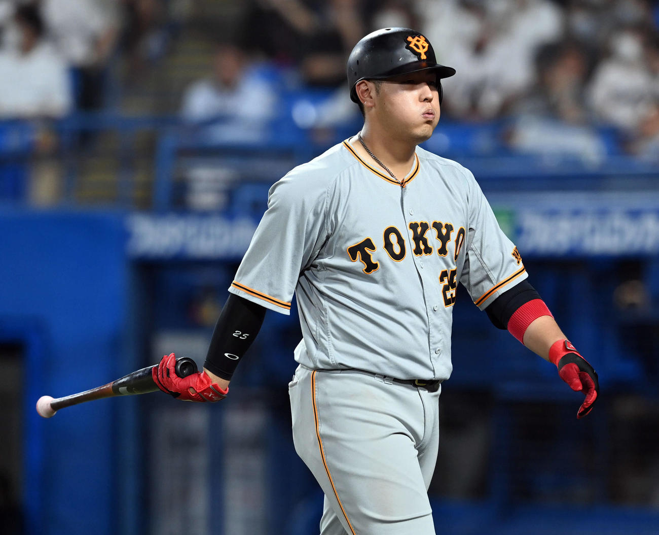 ヤクルト対巨人　19日、7回表巨人1死満塁、二飛に倒れる岡本和（撮影・たえ見朱実）