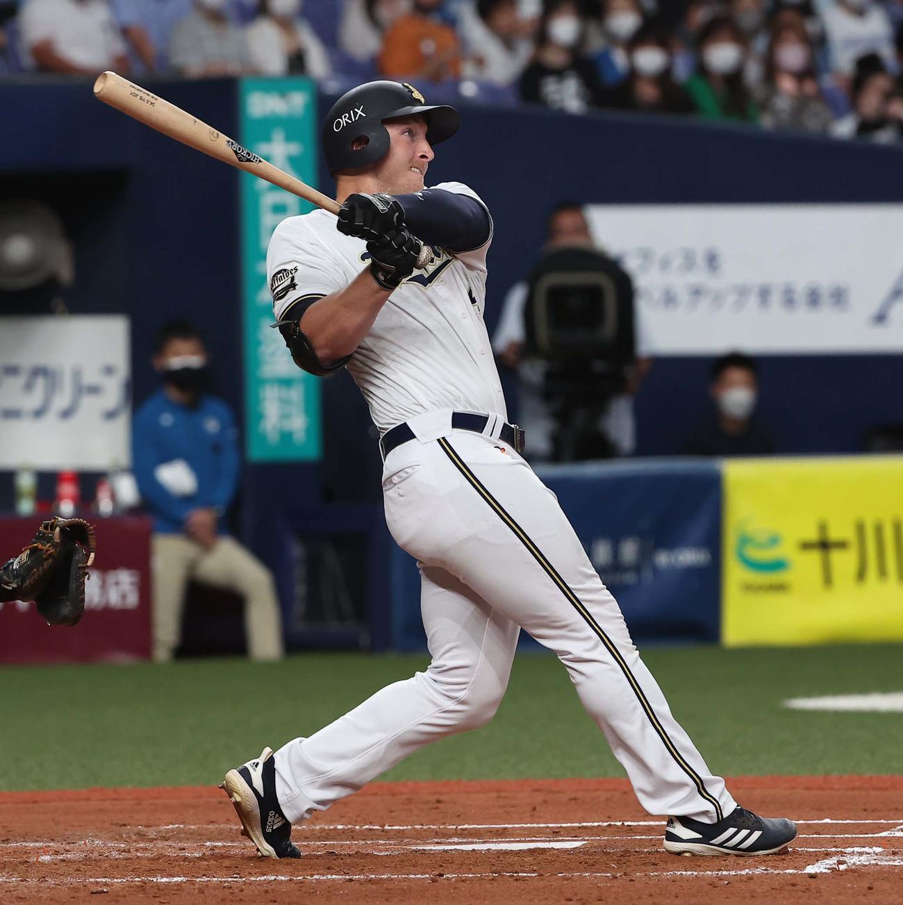 オリックス対日本ハム　2回裏オリックス1死二塁、マッカーシーは右越え先制2点本塁打を放つ（撮影・上田博志）