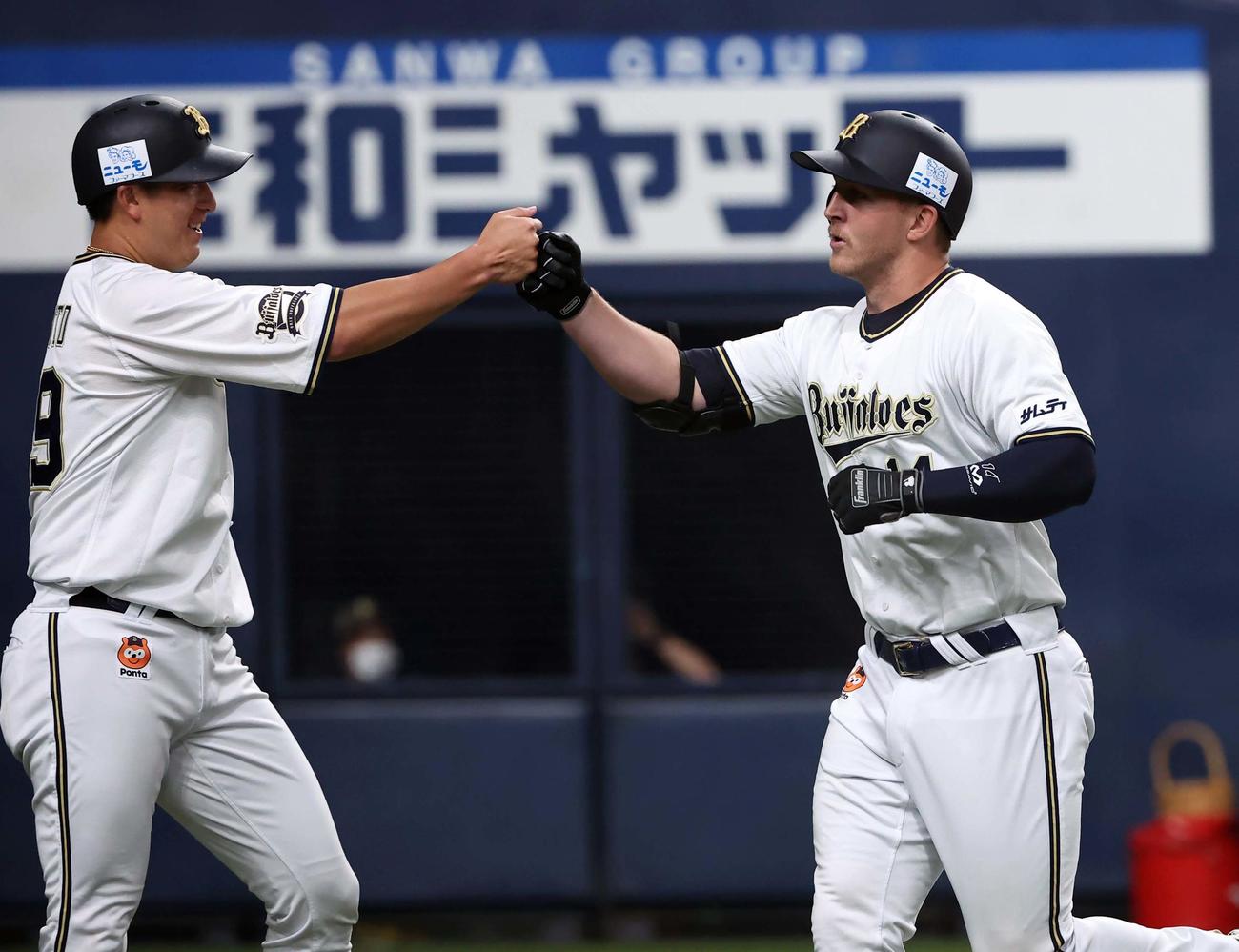 オリックス対日本ハム　2回裏オリックス1死二塁、マッカーシー（右）は右越え先制2点本塁打を放ち、杉本とグータッチ（撮影・上田博志）