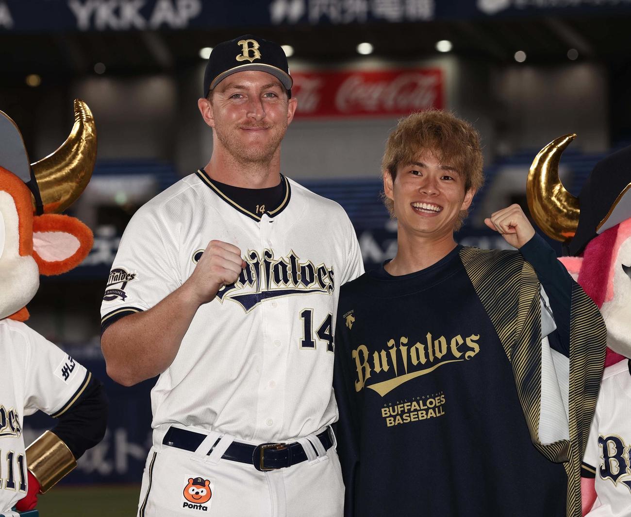オリックス対日本ハム　6勝目を挙げた山岡（右）は、マッカーシーと笑顔でガッツポーズ（撮影・上田博志）