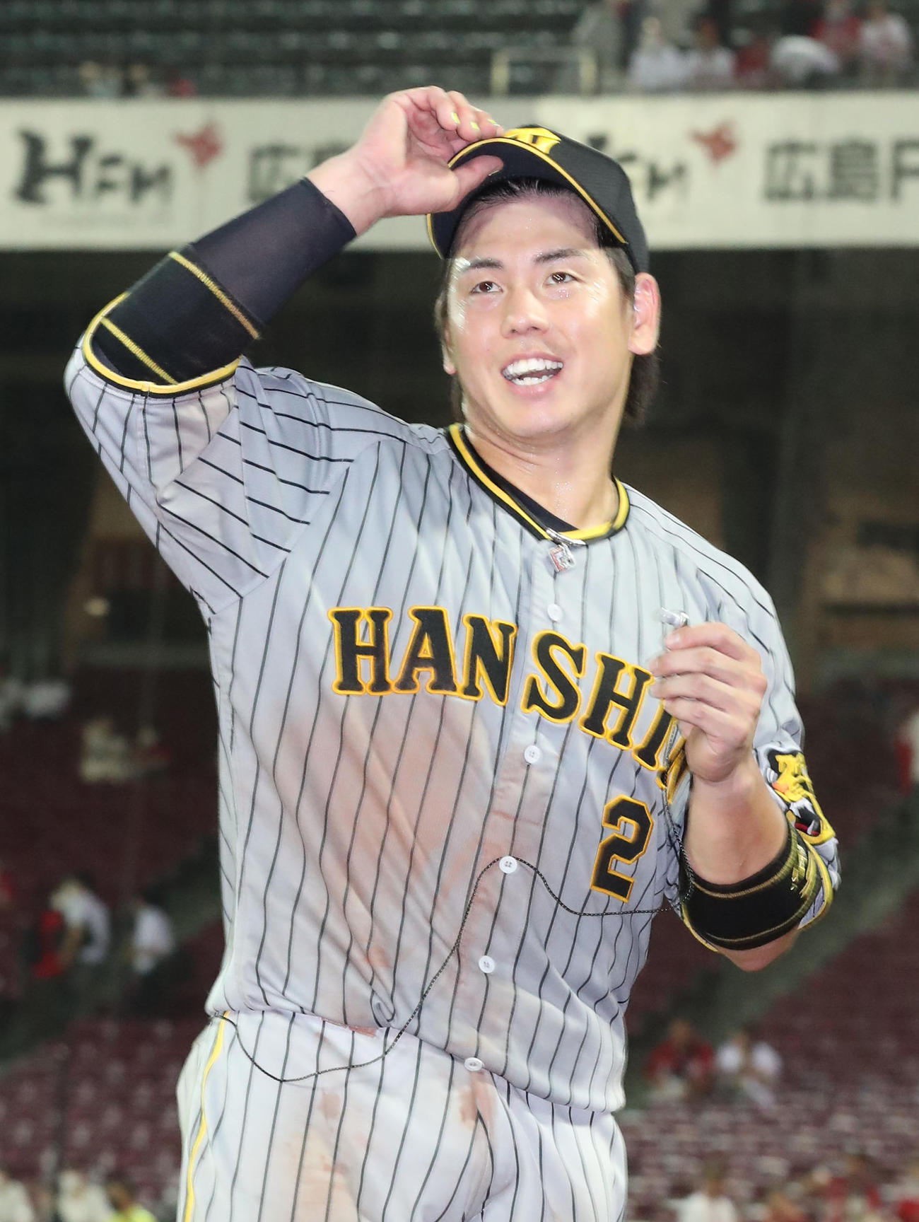 広島対阪神　ヒーローになった梅野隆太郎はファンに向かって手を振る（撮影・梅根麻紀）