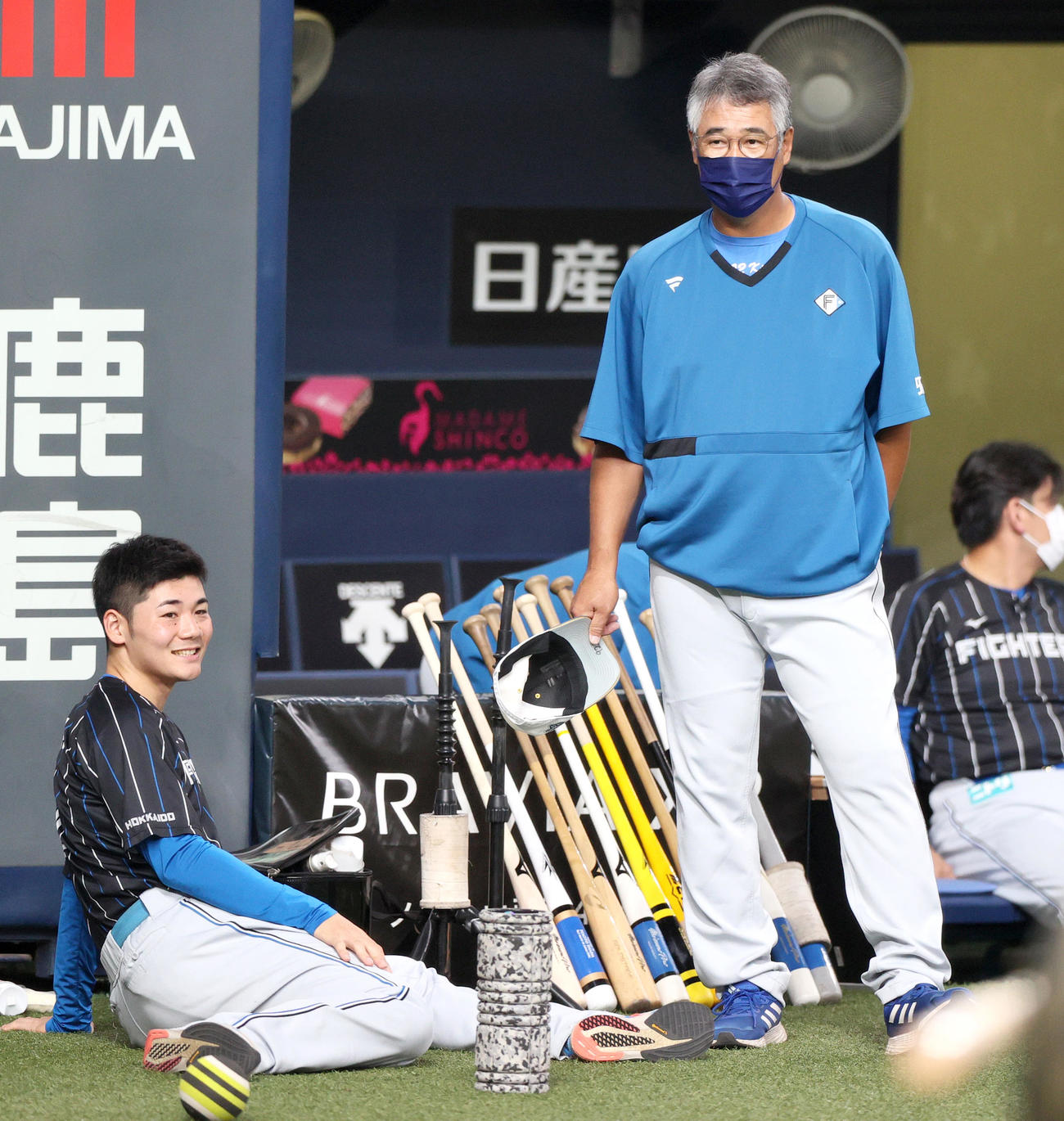 オリックス対日本ハム　試合前、日本ハム木田監督代行（右）と談笑する日本ハム清宮（撮影・上山淳一）
