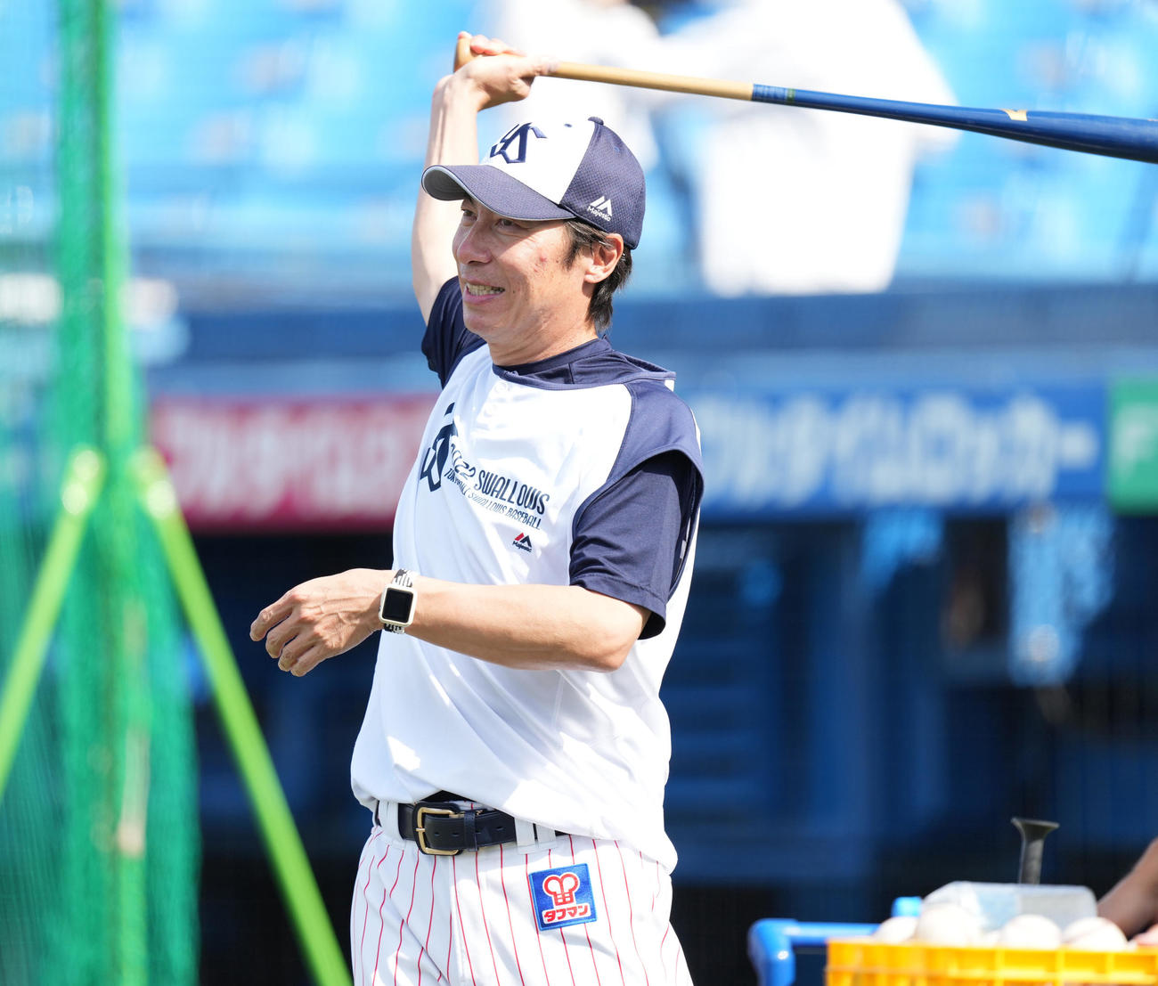 ヤクルト対巨人　チームに復帰し、試合前練習で笑顔のヤクルト高津監督（撮影・鈴木みどり）