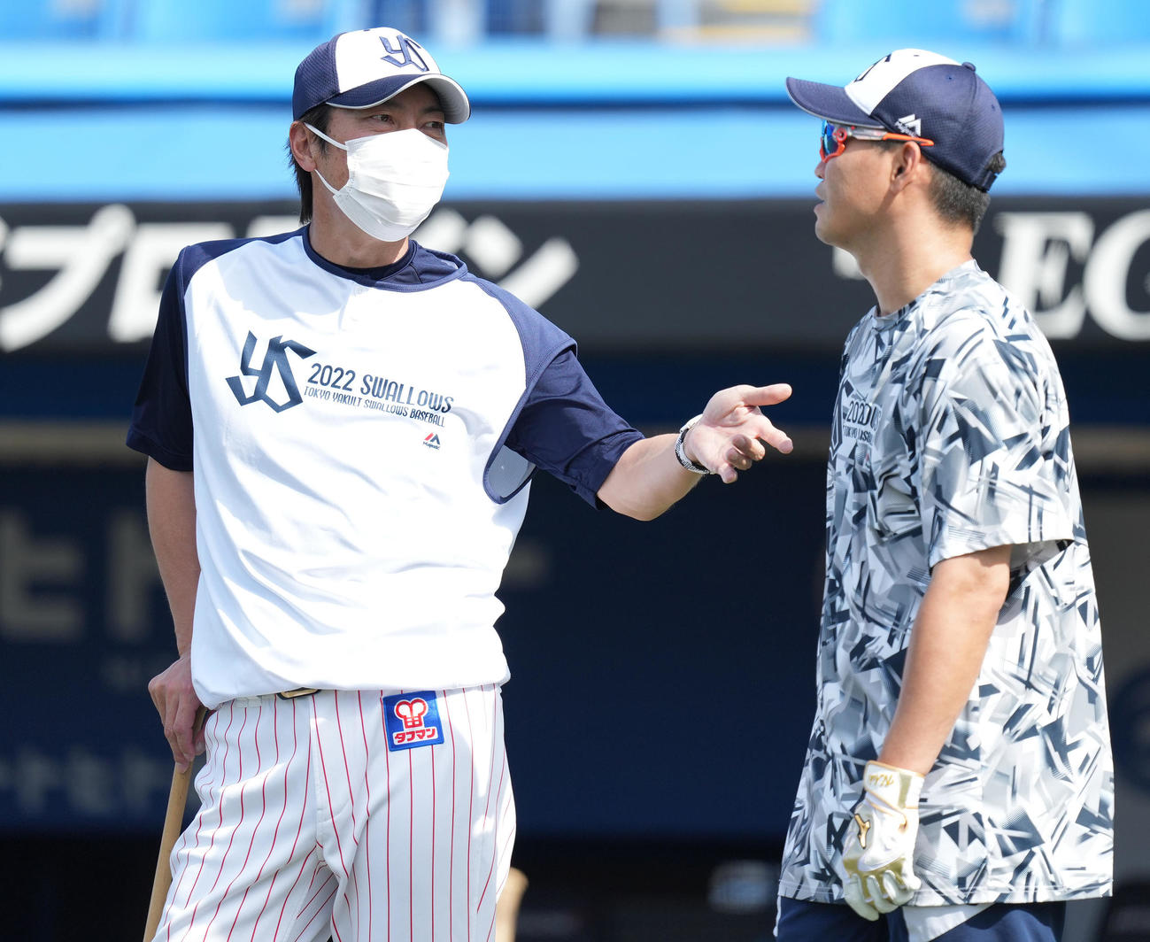 ヤクルト対巨人　試合前練習で話すヤクルト高津監督（左）と青木（撮影・鈴木みどり）