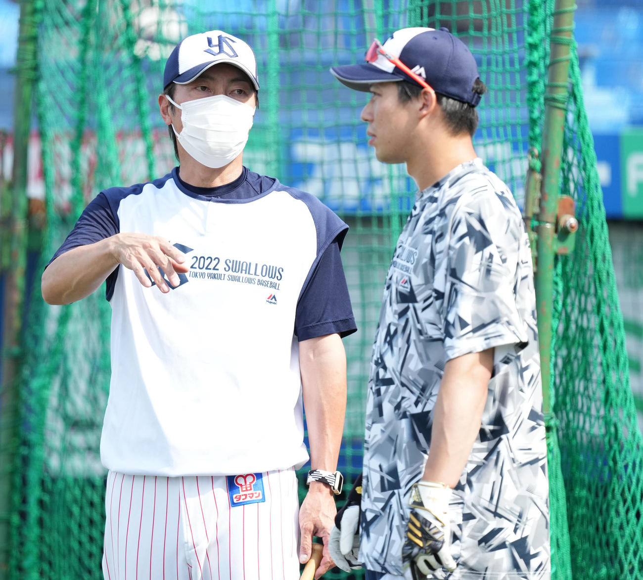 ヤクルト対巨人　試合前練習で話すヤクルト高津監督（左）と山田（撮影・鈴木みどり）