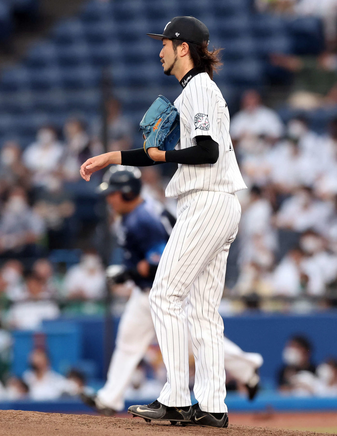 ロッテ対西武　2回表西武無死、山川に左中間ソロ本塁打を許した石川（撮影・浅見桂子）