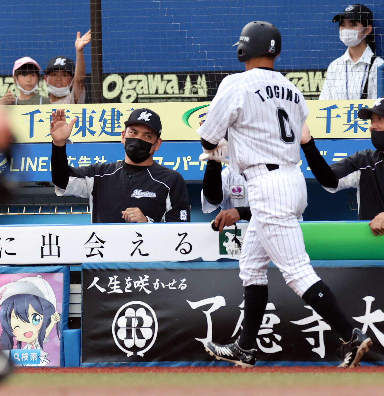 ロッテ対西武　1回裏ロッテ無死二塁、高部の先制適時二塁打で生還した荻野（手前）をハイタッチで迎える井口監督（撮影・浅見桂子）
