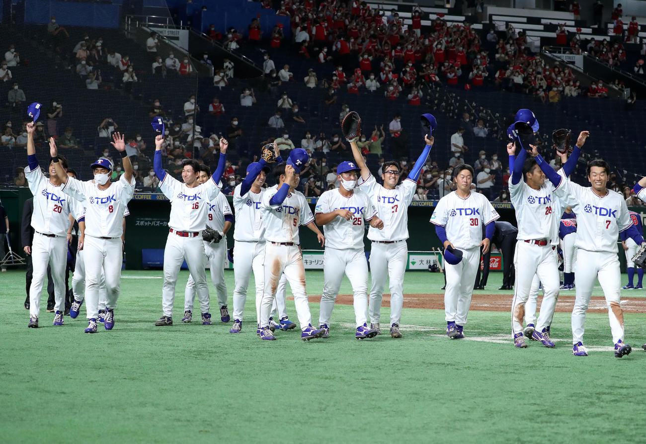 ホンダ対TDK　勝利し喜ぶTDKの選手たち（撮影・鈴木正人）