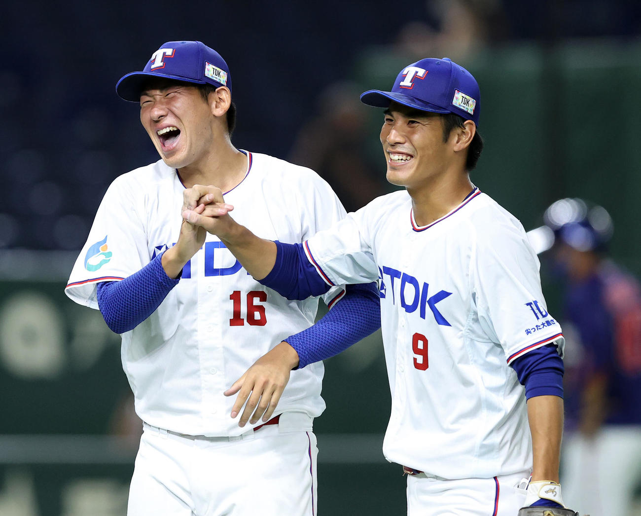 ホンダ対TDK　勝利し笑顔で喜ぶTDK・鈴木（左）と浅沼（撮影・鈴木正人）
