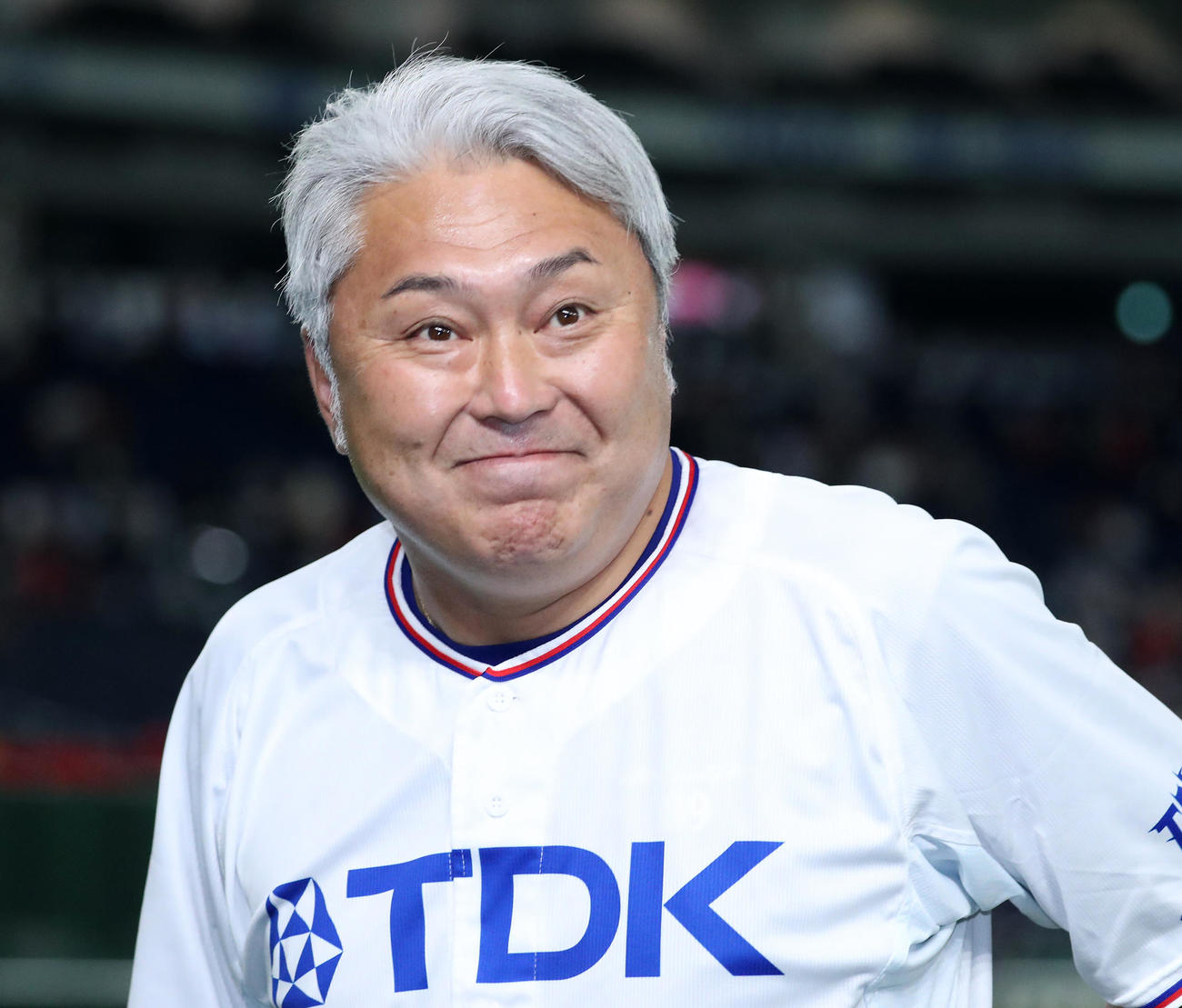 ホンダ対TDK　勝利し笑顔を見せるTDK・佐藤監督（撮影・鈴木正人）