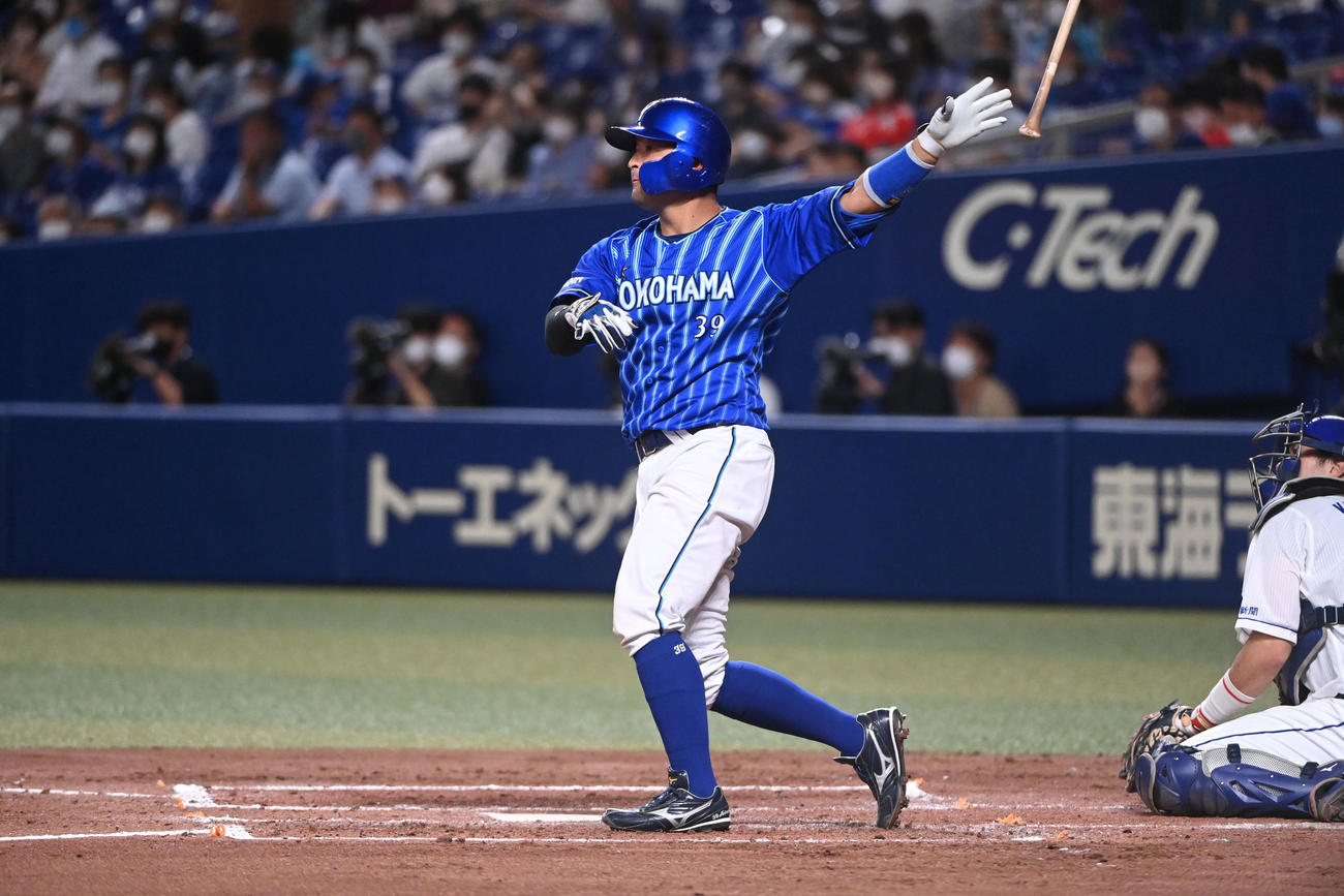 中日対DeNA 4回表DeNA無死一塁、左越え2点本塁打を放つ嶺井（撮影・森本幸一）